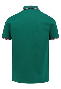 Zielona koszulka polo wykonana z bawełny; krótki rękaw, złożony kołnierzyk z czerwonymi i białymi paskami wzdłuż krawędzi. Prosty wzór z tyłu.