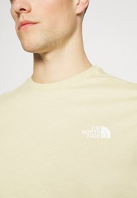 The North Face SIMPLE DOME TEE - Marškinėliai su spaudiniu - gravel/white