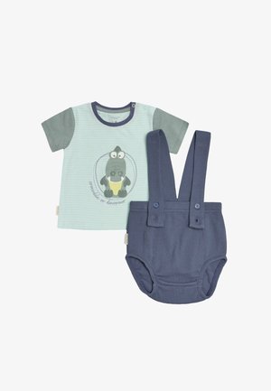 Camisa de manga corta a rayas en azul claro con estampado de cocodrilo y detalles en verde, combinada con tirantes ajustables de overoles de canalé azul.