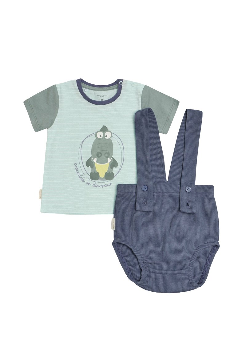 Camisa de manga corta a rayas en azul claro con estampado de cocodrilo y detalles en verde, combinada con tirantes ajustables de overoles de canalé azul.