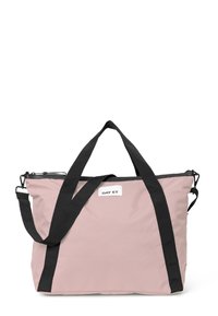 Weiche rosa Tragetasche mit schwarzen Trägern und einem Reißverschluss, versehen mit einem Etikett mit der Aufschrift "DAY ET". Vielseitiges Design, geeignet für den täglichen Gebrauch.