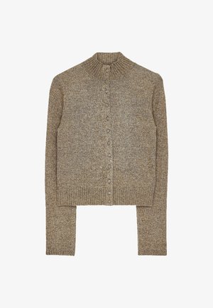 Ruskea marlattu neulecardigan, jossa on ribbattua korkeaa kaulukkaa, edessä nappikiinnitys ja pitkät hihat.