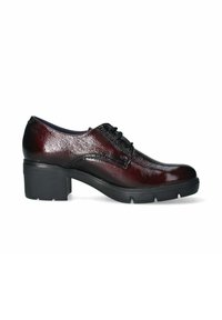 Scarpa stringata in pelle bordeaux con finitura testurizzata, punta tonda e tacco spesso nero. Presenta una superficie lucida e suola in gomma resistente.