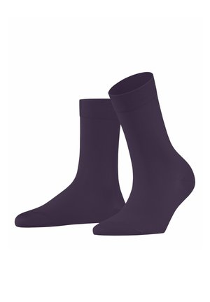 Paarse katoenen crew sokken met een gladde textuur, geribde boorden en een driehoekig hielontwerp. Eenvoudige, effen kleur zonder patronen.