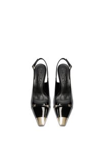 Scarpe slingback in vernice nera con punta a punta e accento metallico dorato sulla punta. Presentano una sottile cinghia alla caviglia e una superficie liscia.