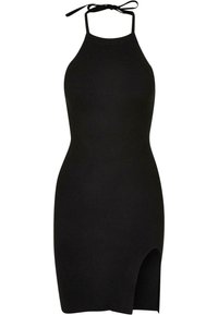 Crna rebrasta halter haljina koja ima vezanje oko vrata, oblik koji se prilagođava tijelu i bočni prorez za dodatne detalje.