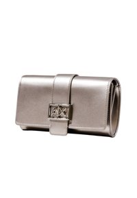 Clutch metallico argento con una texture liscia, caratterizzato da una forma rettangolare, una chiusura a scatto e un logo in evidenza in metallo argento.