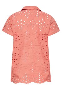 Koralowa bluzka z krótkim rękawem z haftem w otworki i falbanym dołem, z tylnym karczkiem i klasycznym kołnierzykiem.