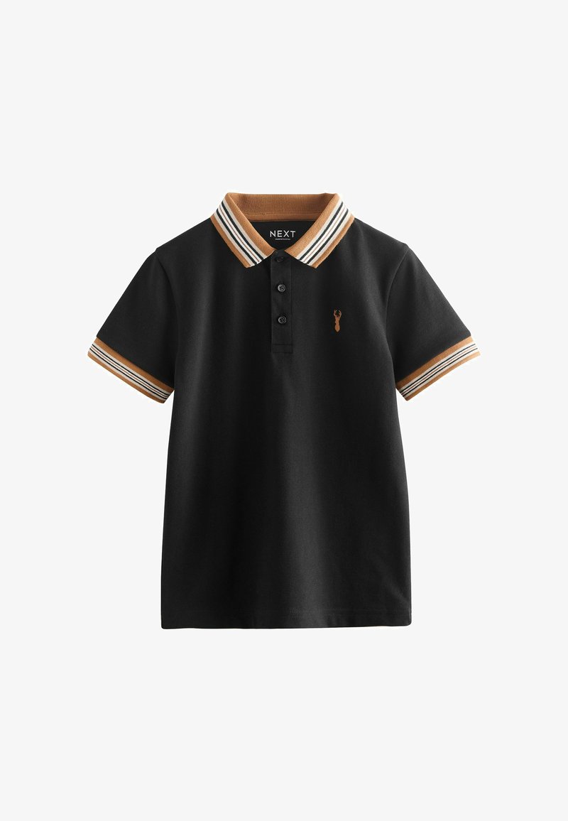 Polo noir à manches courtes avec col et poignets rayés marron, blanc et noir, trois boutons sur le devant et petit logo brodé marron sur la poitrine.