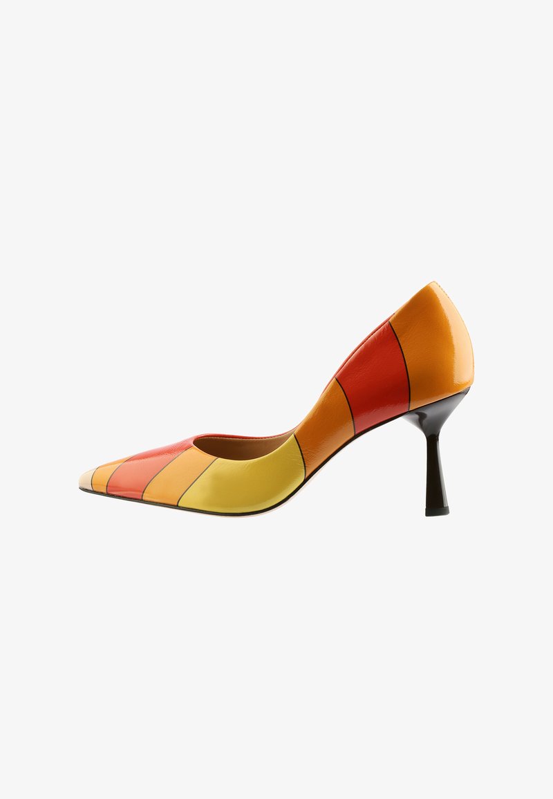 Mehrfarbige Leder-Pumpe mit hohen Absätzen, spitz zulaufender Zehenpartie, strukturierter Silhouette und kontrastierenden horizontalen Streifen in Rot, Orange und Gelb.