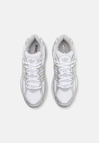 adidas Originals ADISTAR CUSHION - Tenisky - footwear white/grey one/silver metallic