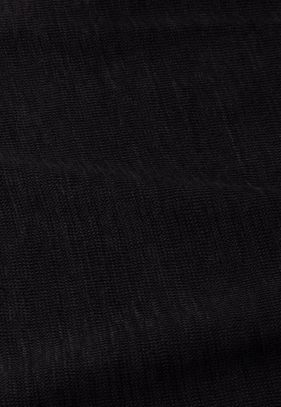 Tissu noir texturé avec un motif de tissage subtil, montrant de légères variations de ton. Matériau doux avec une finition lisse.
