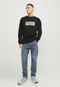 Jack & Jones MIT RUNDHALS GEDRUCKT  - Sweatshirt - black