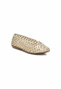 Bailarinas tejidas en oro con puntera redondeada, con un lazo decorativo en la parte delantera y una parte superior texturizada en forma de encaje, suela plana.