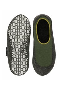 Een paar donkergrijze en groene no-show binnenslippers met een antislip patroon op de zolen en een zwarte binnenvoering, maat 41-42.