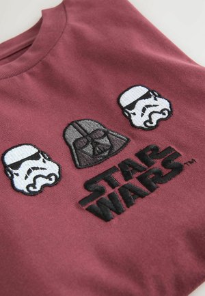 Burgundin vihreä puuvillapaita, jossa on brodeeratut Darth Vaderin ja Stormtrooperin kasvot, ja "STAR WARS" -teksti mustalla ompeleella alla.