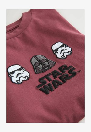 Bordowa bawełniana koszulka z haftowanymi twarzami Dartha Vadera i szturmowca, z napisem "STAR WARS" w czarnym stębnowaniu poniżej.
