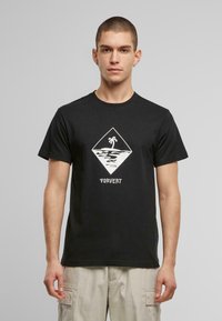 Černé bavlněné tričko s krátkým rukávem, na kterém je bílý diamantový grafický vzor s palmou a vlnami. Pod designem je text "FORVERT".