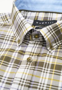 Kurzärmliges kariertes Hemd in Braun, Weiß, Gelb und Lila. Mit einem geknöpften Kragen und kontrastierendem hellblauen Innenfutter. Weicher Stoff.