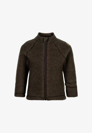 Chaqueta de forro polar marrón oscuro con cuello alto, cierre frontal con cremallera y mangas tres cuartos. Presenta costuras de contraste y un pequeño logotipo como detalle.