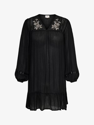 Črna obleka z dolgimi rokavi, okrašena s cvetličnim vezenim ovratnikom, izrezanimi čipkastimi detajli na ramenih in manšetah ter nabranim robom.