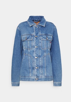 Blå denimjakke med knapper foran, to brystlommer med knap, lange ærmer og en klassisk krave.
