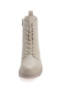 Stivaletto beige con lacci, finitura in pelle liscia, punta rotonda, cerniera laterale e suola in gomma resistente. Design minimalista con lacci a contrasto.