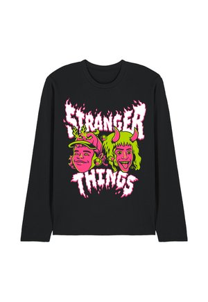 Schwarzes Langarmshirt mit neonpinken und grünen "Stranger Things"-Schriftzug und Cartoon-Gesichtern, die Teufelshörner und Geweih tragen.