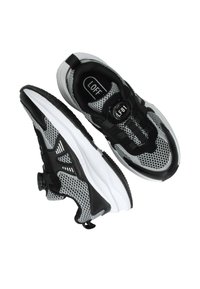 Zwarte en grijze sport schoenen met een bovenwerk van mesh, witte tussenzolen en een ronde draaiknop sluiting. Heeft een textuurontwerp en een flexibele loopzool.