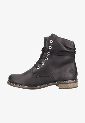 Botín negro de piel con punta redonda, cierre con cordones, ojetes metálicos y cuello texturizado. Destaca su tacón de aspecto madera y el logo lateral.
