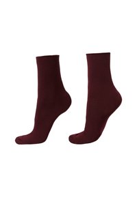 Burgundowe skarpetki ankle wykonane z gładkiego materiału; z prążkowanymi mankietami, zaokrąglonymi palcami i dopasowanym fasonem. Brak wzorów lub dodatkowych akcentów.
