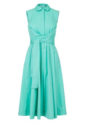 Robe midi turquoise sans manches avec col, boutonnée devant, large ceinture à nouer, avec une jupe évasée plissée.