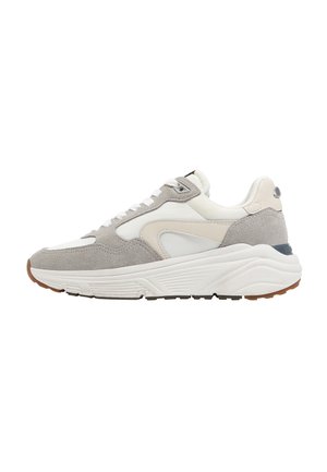 Zapatillas grises y blancas que combinan materiales de ante y sintéticos, con una suela acolchada, forma redondeada y diseño con cordones.