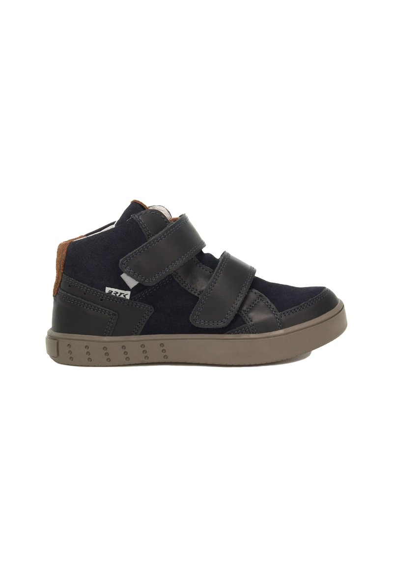 Sneakers alte con una toma in camoscio blu navy, fasce sintetiche nere, retro sintetico marrone e suola in gomma beige con dettagli testurizzati.
