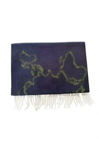 Arazzo in tessuto di colore blu scuro con motivi simili a mappe in verde, caratterizzato da dettagli in frange bianche lungo il bordo inferiore.