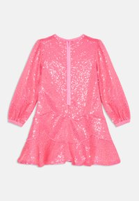 Rosa Pailletten-Kleid mit langen Puffärmeln, gestuften Rüschen und einem Reißverschluss auf der Rückseite. Glatte Textur, glänzende Oberfläche und elastische Bündchen.