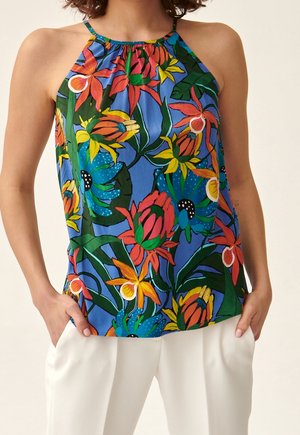 Top a halter con stampa floreale blu, caratterizzato da fiori vivaci in rosso, verde e giallo, con scollo arricciato e vestibilità comoda. Tessuto leggero.