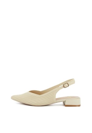 Zapato slingback beige de punta puntiaguda con textura acanalada, correa ajustable con hebilla y tacón bajo de bloque.