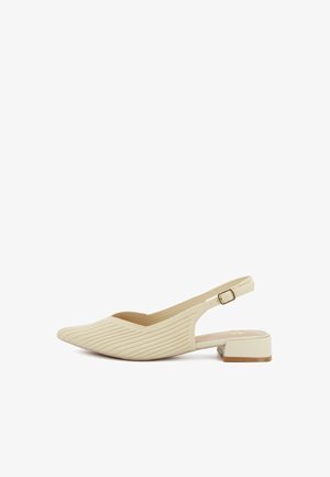 Scarpa slingback beige con punta appuntita, motivo a coste, cinturino regolabile con fibbia e tacco basso a blocco.