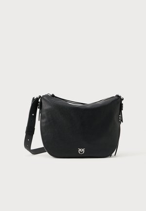 Bolsa crossbody em couro preto com formato arredondado, fecho de zíper prateado, alça ajustável e pequeno logótipo de inseto prateado na parte da frente.