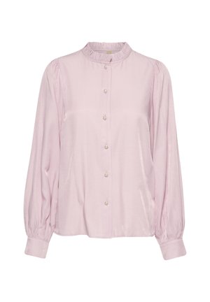 Helle rosa Bluse mit Rüschensaumkragen, langen Ärmeln und Knopfverschluss. Aus glattem Stoff gefertigt; verfügt über abgerundete Manschetten und perlenähnliche Knöpfe.