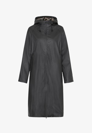 Lungo impermeabile nero con cappuccio, caratterizzato da una chiusura a zip, due tasche laterali e una superficie liscia e lucida. Foderato con un interno a fantasia.