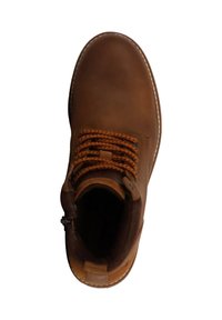 Stivaletto in pelle marrone con superficie texturizzata, lacci arancioni e cuciture bianche. Presenta un colletto imbottito e un design a punta rotonda.
