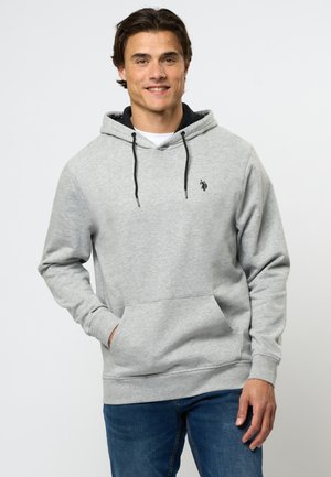 Grijze hoodie van zacht materiaal; heeft een grote voorzak, een verstelbare trekkoord en een klein logo op de borst.