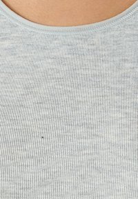 Lichtgrijs geribbeld tanktop met een ronde halslijn, voorzien van fijne verticale strepen en een zachte textuur.