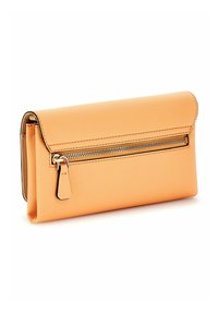 Pochette en cuir couleur pêche avec une finition texturée, dotée d'une poche zippée et d'un design pliable élégant. Détails en métal argenté.