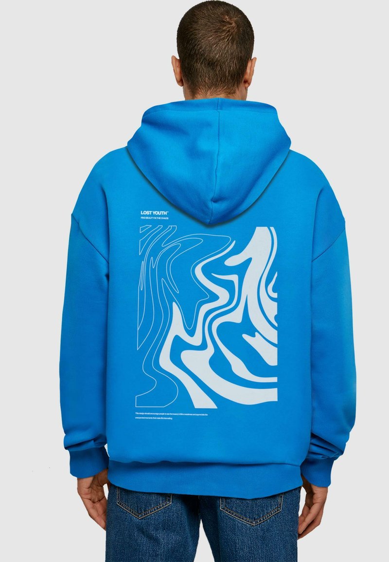 Blå hættejakke med snoretræk i hætten, med et stort hvidt grafisk design på ryggen. Blødt materiale, oversized pasform, ribbede manchetter.