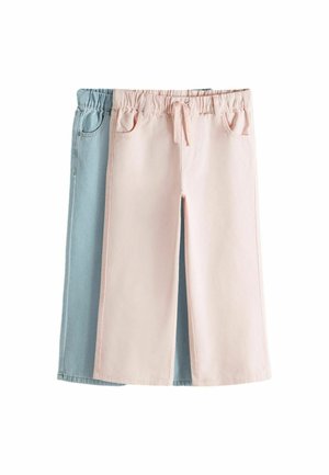 Twee paar kinderpantalons met elastische taille en voorzakken, één lichtroze en één lichtblauw, overlappend op een witte achtergrond.