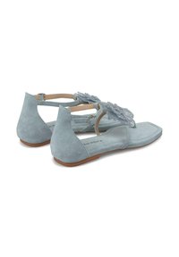 Lichtblauwe suède sandalen met een vierkante neus, decoratieve bloemenaccenten en een achterriem. Voorzien van een platte zool en tan leren detailing.