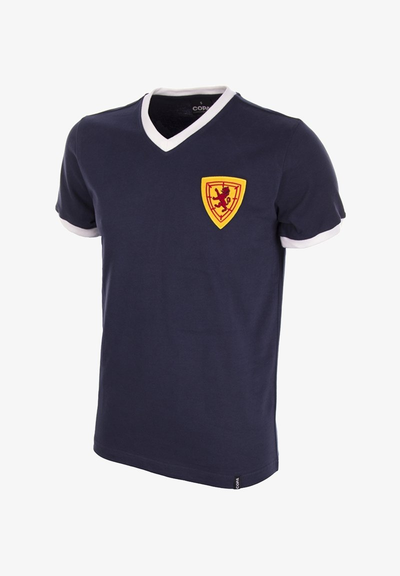 Marineblauw katoenen t-shirt met korte mouwen, v-hals, witte rand en een geel schildlogo met een leeuwembleem op de linkerborst.